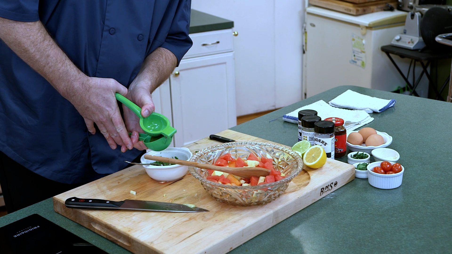 squeeze remaining lime and add remaining mint