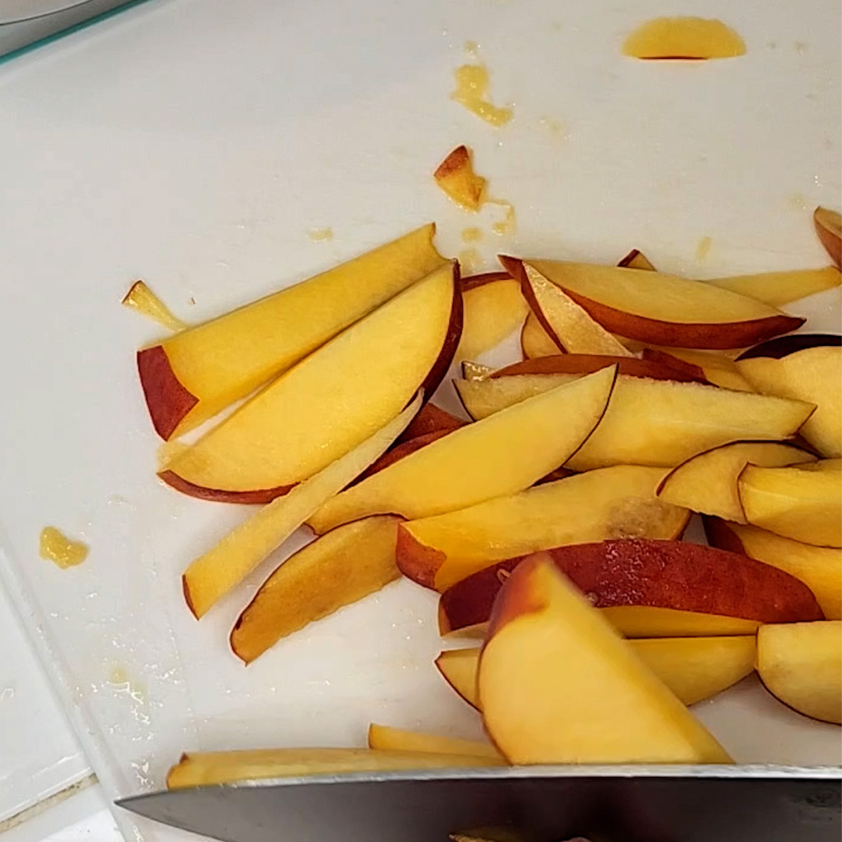 sliced peaches